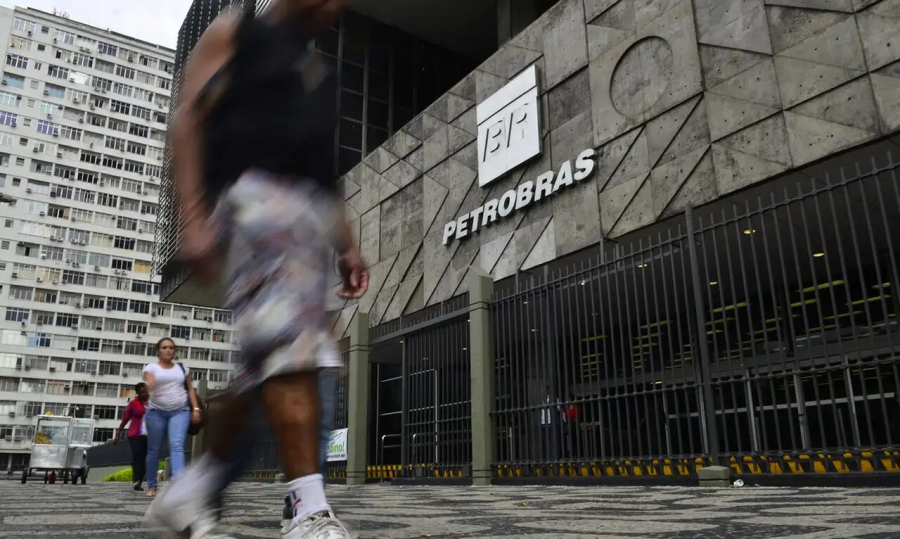 Petrobras afirma entregar 100% do combustível e tenta conter pressão no mercado
