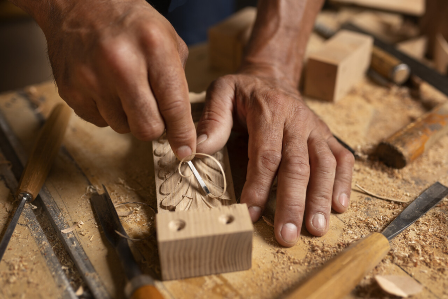 Curso gratuito no DF abre portas para renda com madeira e plástico