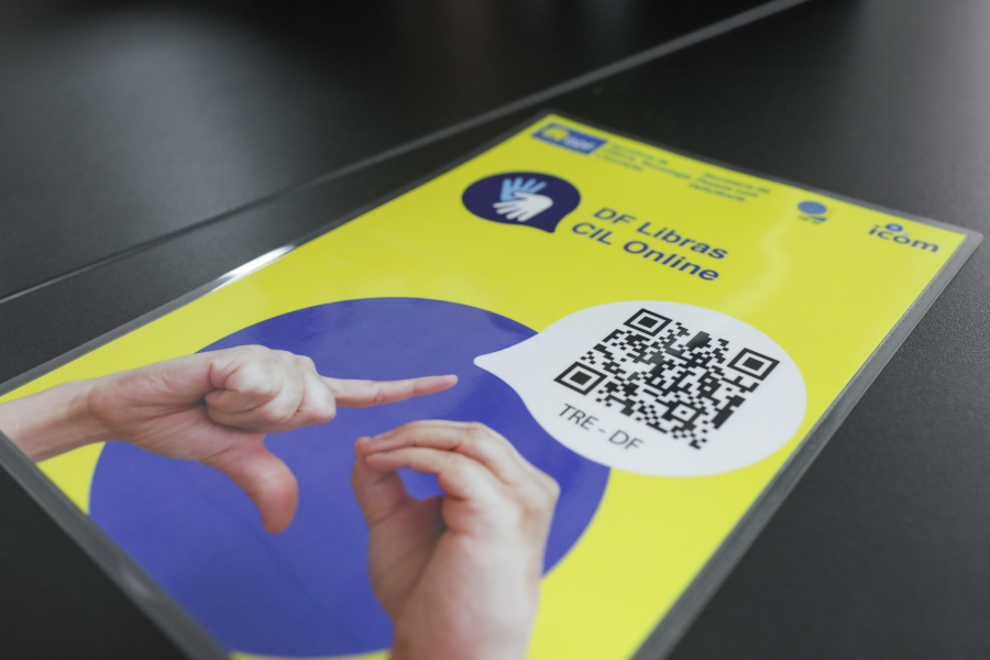 Tecnologia em Libras amplia acesso de eleitores surdos no DF