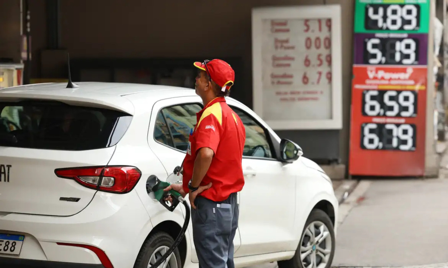 Governo quer usar lucro do petróleo para reduzir impostos sobre combustíveis