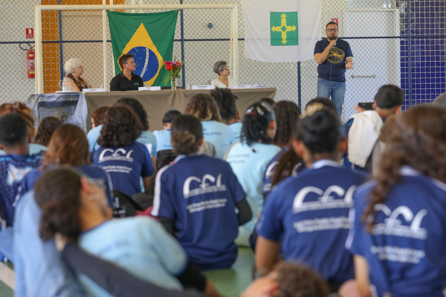 Professor do DF retorna da Suíça após experiência científica e é recebido com festa na escola