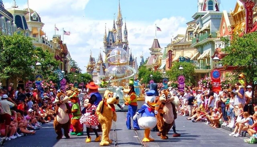 Disney retoma “senhoras e senhores” e reabre debate sobre linguagem em parques