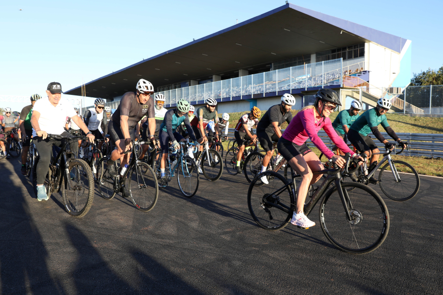 Autódromo de Brasília abre pista para ciclistas e amplia uso esportivo do espaço