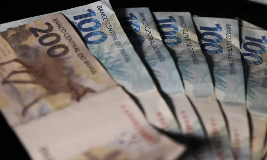 Renda média das famílias brasileiras bate recorde histórico e chega a R$ 2.264 em 2025
