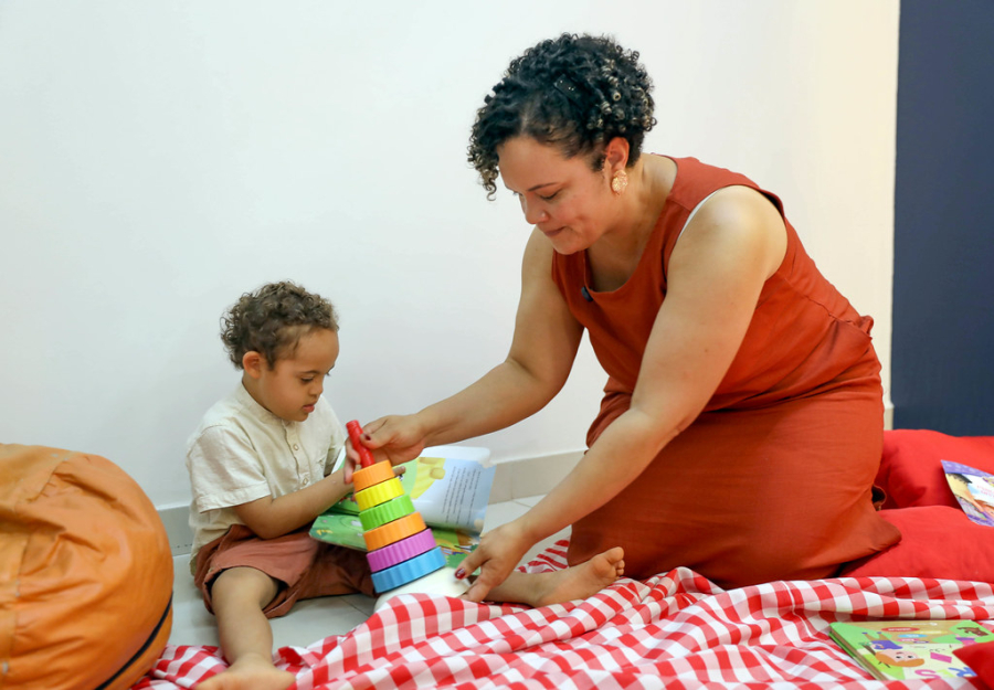 Mães atípicas enfrentam sobrecarga diária e encontram apoio em programas sociais do DF