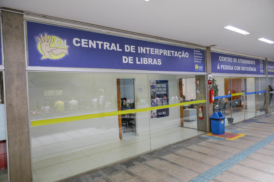 Central de Libras amplia inclusão e garante mais autonomia para pessoas surdas no DF