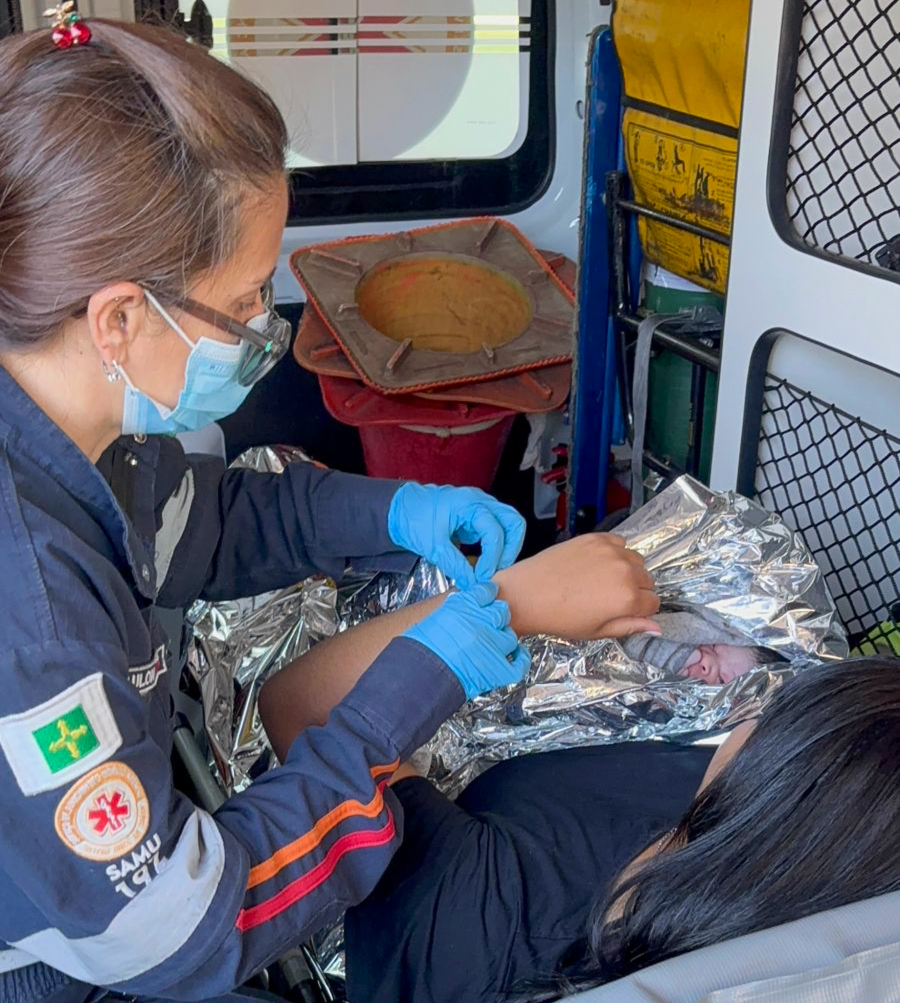 Parto inesperado no Eixo Monumental mobiliza equipes do Samu e termina com mãe e bebê em segurança