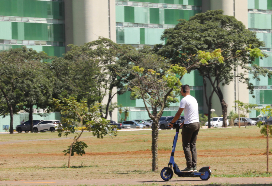 Patinetes elétricos compartilhados começam a operar em Brasília; veja como funciona o serviço