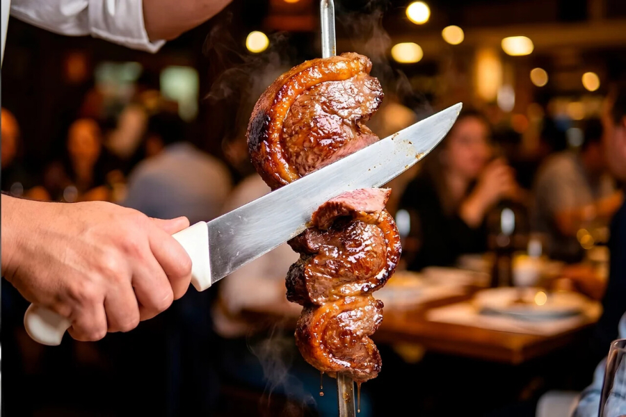 Cliente será indenizada após sofrer ferimento no rosto em churrascaria de São Paulo