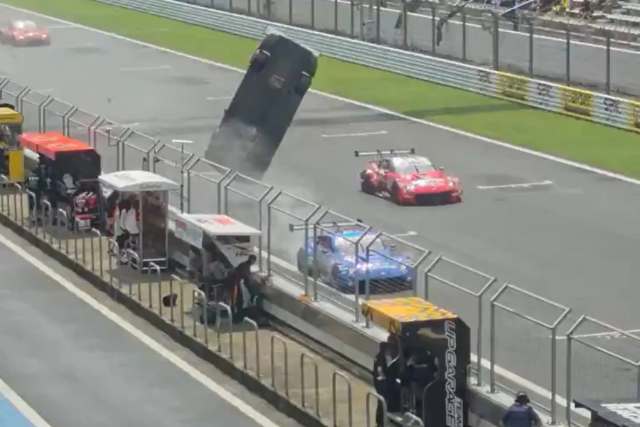 Piloto brasileiro escapa sem ferimentos graves após carro ser arremessado em acidente no SuperGT