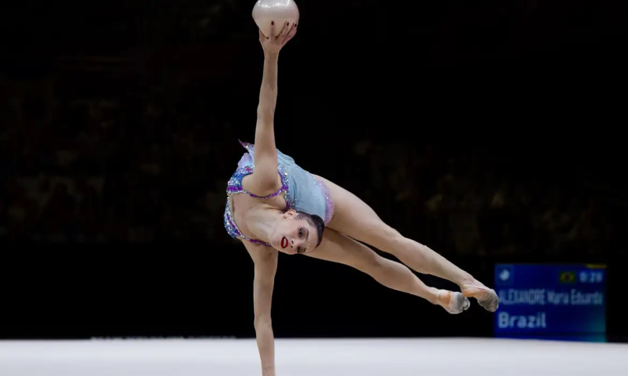 Babi Domingos e Maria Eduarda Alexandre brilham na estreia do Mundial de Ginástica Rítmica