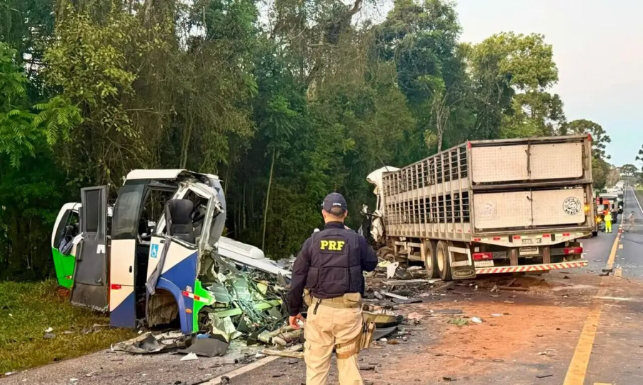 Colisão entre micro-ônibus e caminhão deixa 23 mortos na BR-373, no Paraná