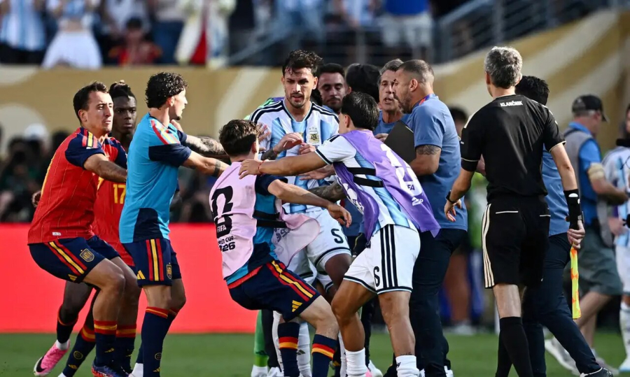 FIFA pune Argentina por faixa sobre as Malvinas exibida durante a Copa do Mundo