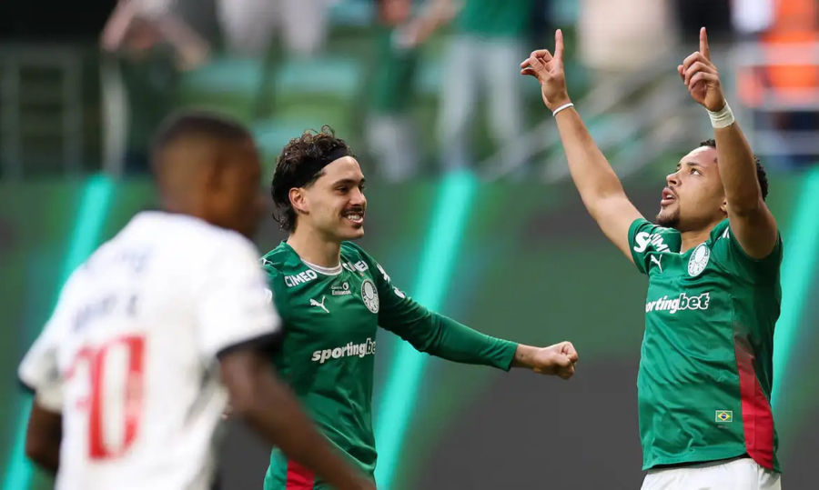 Palmeiras atropela o Vasco por 4 a 1 e amplia vantagem na liderança do Brasileirão