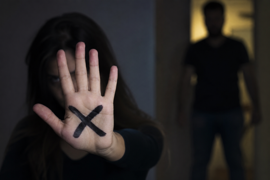 Separar-se não deveria significar continuar vivendo sob o controle do agressor