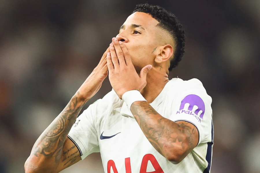 Savinho marca na estreia e Tottenham goleia Charlton por 5 a 1 na Copa da Liga Inglesa