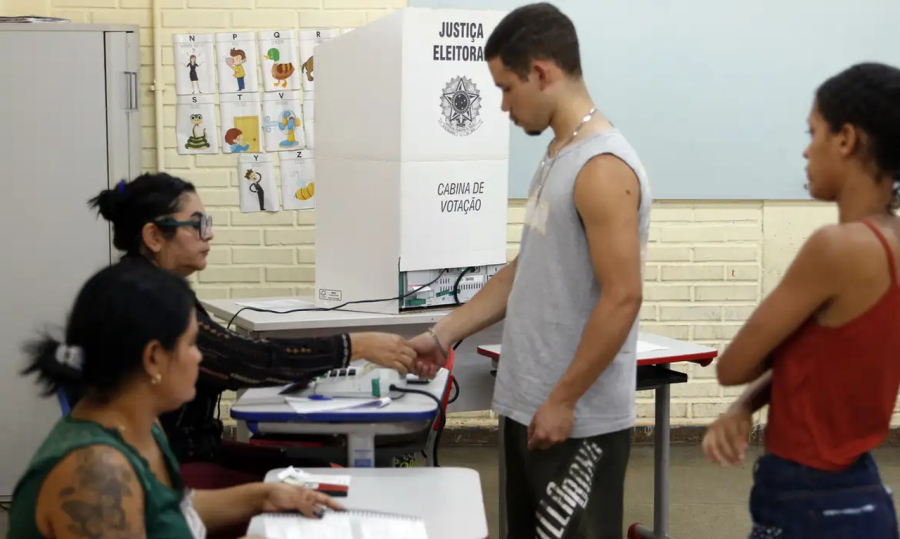 Voto facultativo ganha peso entre jovens e idosos nas eleições de 2026