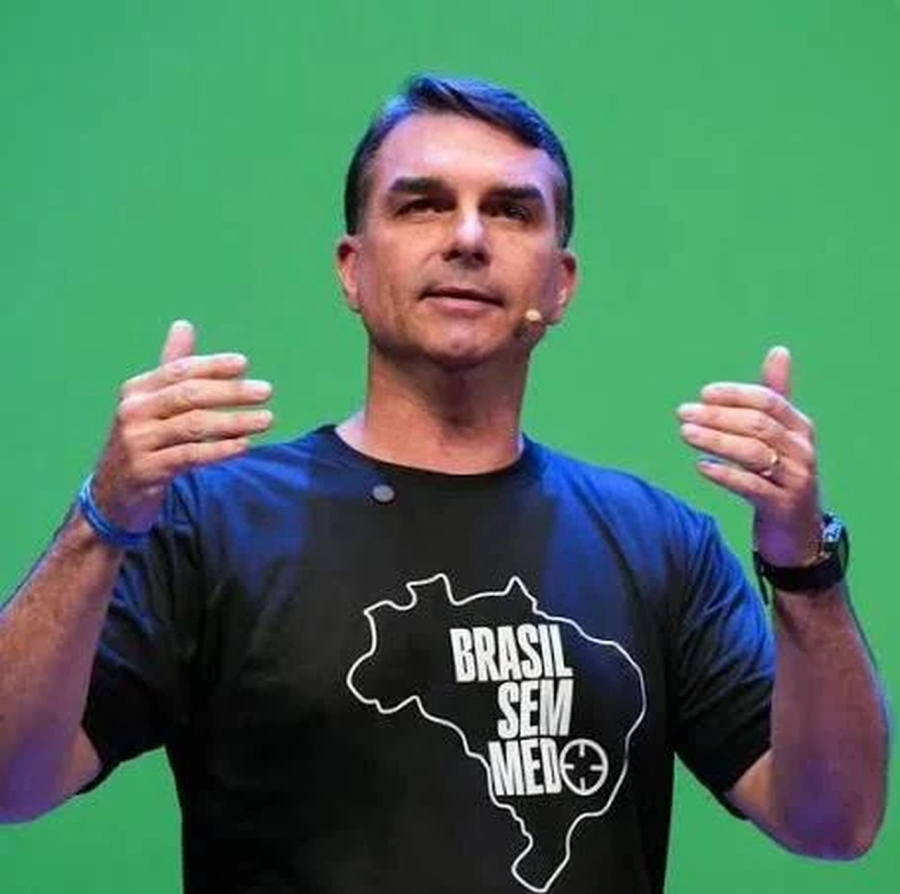 Flávio Bolsonaro confirma presença no debate da Globo mesmo sem participação de Lula