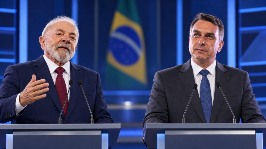 Flávio Bolsonaro lidera apuração e enfrentará Lula no segundo turno presidencial