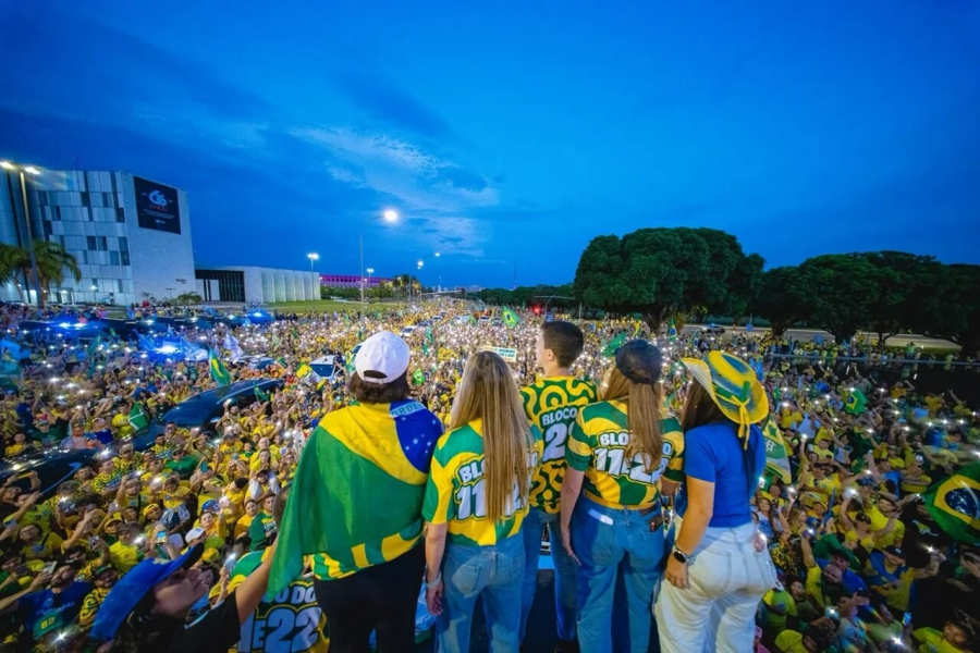 Hino e oração marcam ato de Celina e Flávio no DF